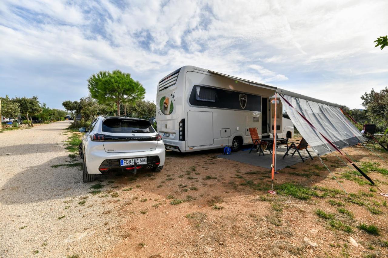 Mobile Homes At Camping Ugljan Resort Exterior foto